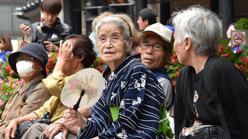 Un grupo de ancianos descansa en un templo de Tokio (Japón) el 15 de septiembre de 2014. (Yoshikazu Tsuno/AFP vía Getty Images)