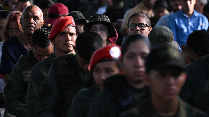 Fuerzas de seguridad y civiles hacen fila en un centro de votación en Caracas, durante las elecciones presidenciales de Venezuela el 28 de julio de 2024. (JUAN BARRETO/AFP vía Getty Images)