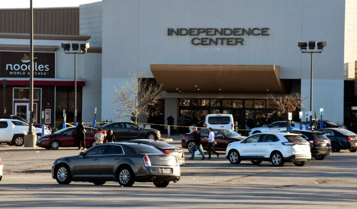 a policía investiga un tiroteo en el centro comercial Independence Center en Independence, Missouri, el 10 de noviembre de 2023. (Bill Lukitsch/The Kansas City Star vía AP)