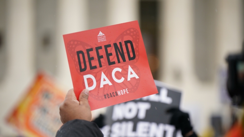 Parece que estás describiendo un momento poderoso durante una manifestación frente a la Corte Suprema de EE.UU. relacionada con el programa de Acción Diferida para los Llegados en la Infancia (DACA). (MANDEL NGAN/AFP via Getty Images)