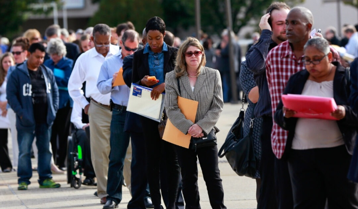 La gente hace cola para entrar en la mega feria de empleo del condado de Nassau, en el Nassau Veterans Memorial Coliseum, en Uniondale, Nueva York, el 7 de octubre de 2014. (Shannon Stapleton/Reuters)
