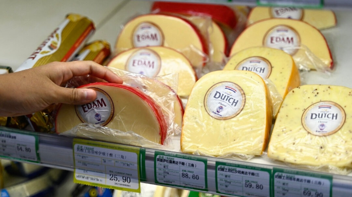 Un cliente recoge un queso importado de Europa en un supermercado de Beijing el 21 de agosto de 2024. (Pedro Pardo/AFP vía Getty Images)