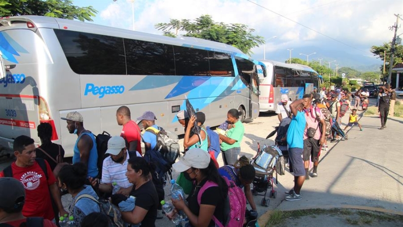 Imagen de archivo de migrantes haitianos que hacen fila para abordar autobuses. EFE/Juan Manuel Blanco