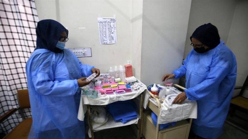 Imagen de archivo de personal de un hospital trabajando en una sala de aislamiento para pacientes con Mpox. EFE/EPA/Arshad Arbab