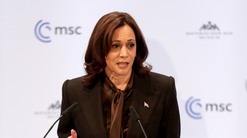 La vicepresidenta de EE.UU., Kamala Harris, pronuncia su discurso en la Conferencia de Seguridad de Múnich 2022 el 19 de febrero de 2022 en Múnich, Alemania. (Alexandra Beier/Getty Images)