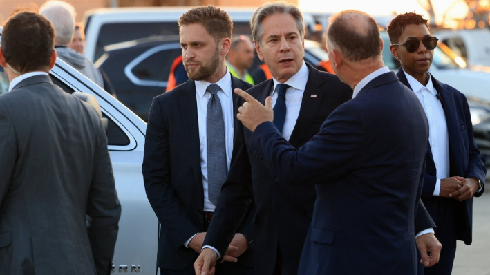 El Secretario de Estado estadounidense Antony Blinken (3º dcha.) observa tras su llegada a Tel Aviv el 18 de agosto de 2024. (Kevin Mohatt/AFP vía Getty Images)