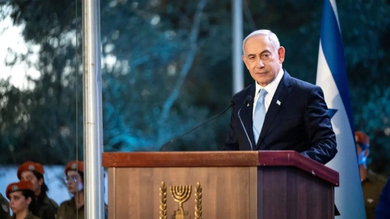 El primer ministro israelí, Benjamin Netanyahu, habla en el monumento estatal a Ze'ev Jabotinsky, en el cementerio militar del Monte Herzl, en Jerusalén, el 4 de agosto de 2024. (Naama Grynbaum/Pool Photo vía AP)