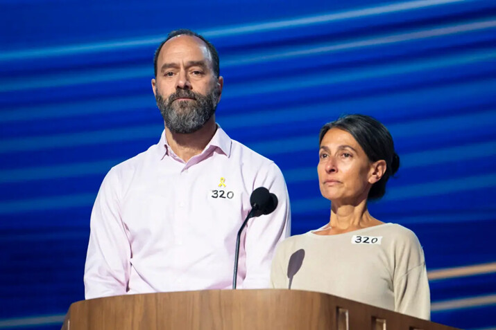 Jonathan Polin y Rachel Goldberg hablan sobre su hijo Hersh Goldberg-Polin, rehén en Gaza, durante la Convención Nacional Demócrata (DNC) en Chicago, el 21 de agosto de 2024. (Madalina Vasiliu/The Epoch Times)