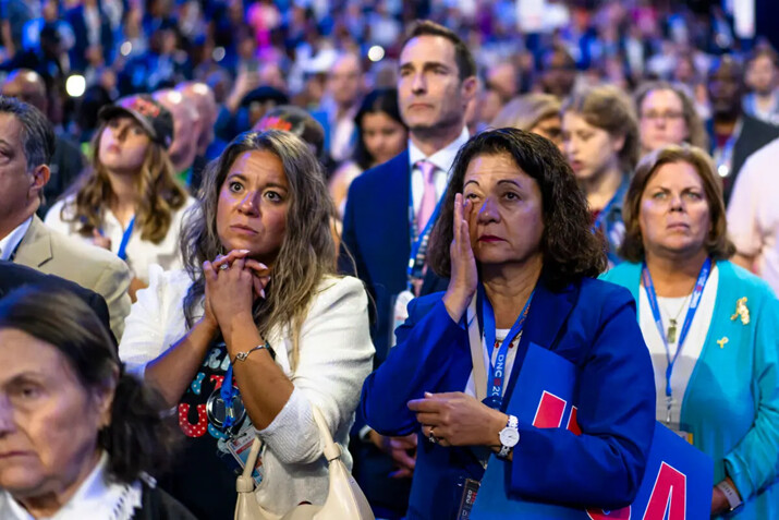 Los delegados escuchan la historia de Jonathan Polin y Rachel Goldberg sobre su hijo Hersh Goldberg-Polin, rehén en Gaza, durante la Convención Nacional Demócrata en Chicago, el 21 de agosto de 2024. (Madalina Vasiliu/The Epoch Times)