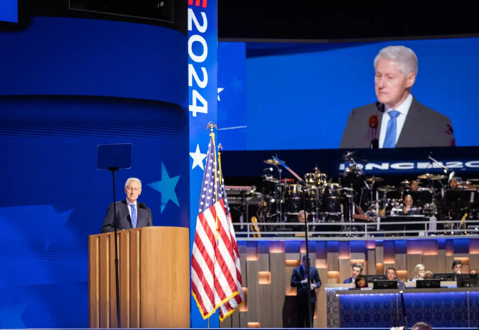 El expresidente de Estados Unidos, Bill Clinton, habla en el DNC 2024 en Chicago, Illinois, el 21 de agosto de 2024. (John Fredricks/The Epoch Times)