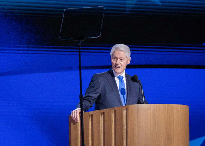 El expresidente de Estados Unidos, Bill Clinton, habla en la DNC 2024 en Chicago, Illinois, el 21 de agosto de 2024. (John Fredricks/The Epoch Times)