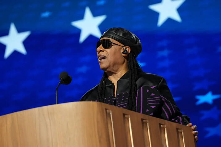 El músico Stevie Wonder habla en el escenario durante el tercer día de la Convención Nacional Demócrata en el United Center de Chicago, Illinois, el 21 de agosto de 2024. (Andrew Harnik/Getty Images)