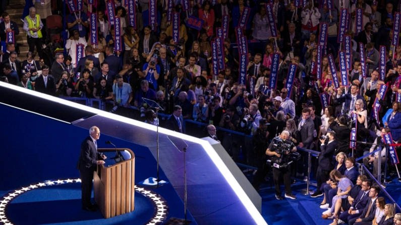 El candidato a la vicepresidencia Tim Walz habla a sus partidarios en la Convención Nacional Demócrata de 2024 en Chicago el 21 de agosto de 2024. (John Fredricks/The Epoch Times). 
