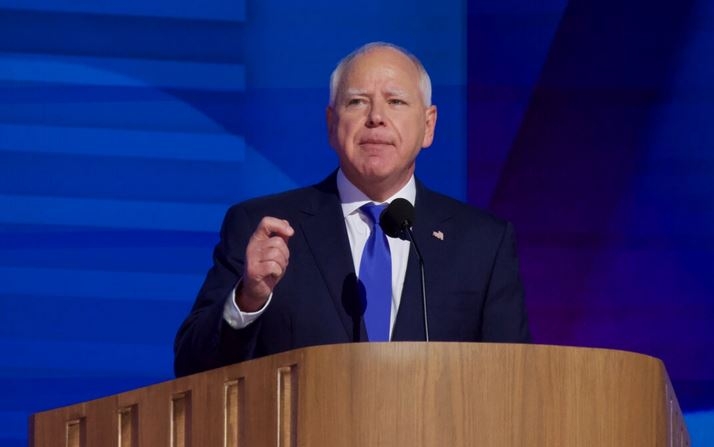 El gobernador Tim Walz pronuncia su discurso en la Convención Nacional Demócrata en Chicago, Illinois, el 21 de agosto de 2024. (Travis Gillmore/The Epoch Times)