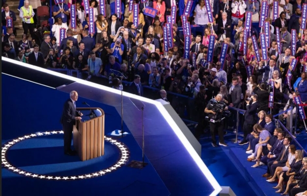 El candidato a la vicepresidencia Tim Waltz habla a sus partidarios en el DNC de 2024 en Chicago el 21 de agosto de 2024. (John Fredricks/The Epoch Times)