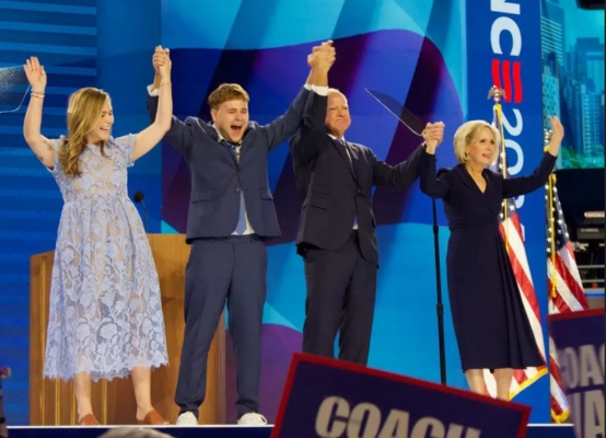 La familia del gobernador Tim Walz se une a él en el escenario después de su discurso en la Convención Nacional Demócrata en Chicago, Illinois, el 21 de agosto de 2024. (Travis Gillmore/The Epoch Times)