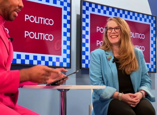 La directora de campaña de Harris-Walz, Jen O'Malley Dillon, en una entrevista durante la Convención Nacional Demócrata en Chicago, Illinois, el 21 de agosto de 2024. (Lawrence Wilson/The Epoch Times)