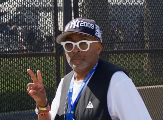 Spike Lee pasa por seguridad en el United Center para la Convención Nacional Demócrata en Chicago, Illinois, el 21 de agosto de 2024. (Travis Gillmore/The Epoch Times)