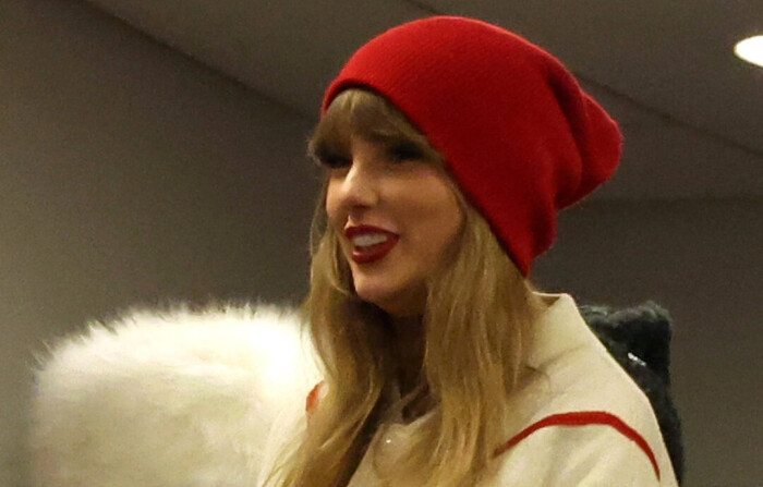 Taylor Swift observa el segundo cuarto del partido de desempate divisional de la AFC entre los Kansas City Chiefs y los Buffalo Bills en el Highmark Stadium de Orchard Park, Nueva York, el 21 de enero de 2024. Al (Bello/Getty Images). 