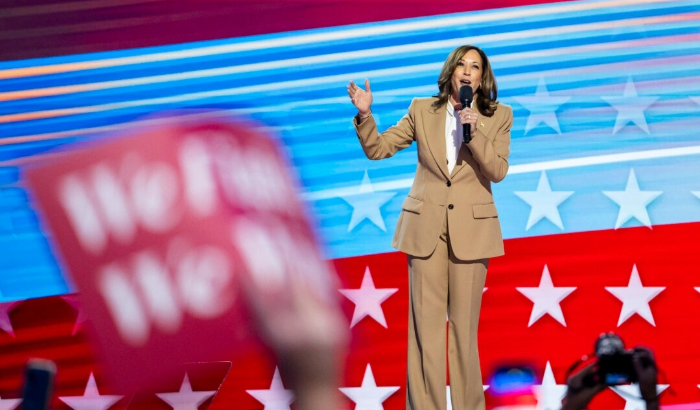 La candidata presidencial a la vicepresidenta Kamala Harris habla el primer día de la Convención Nacional Demócrata en Chicago el 19 de agosto de 2024. (Madalina Vasiliu/The Epoch Times)
