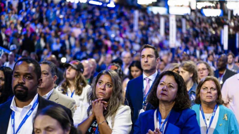 Los delegados escuchan la historia de Jonathan Polin y Rachel Goldberg sobre su hijo Hersh Goldberg-Polin, quien está retenido como rehén en Gaza, durante la Convención Nacional Demócrata en Chicago el 21 de agosto de 2024. (Madalina Vasiliu/The Epoch Times)