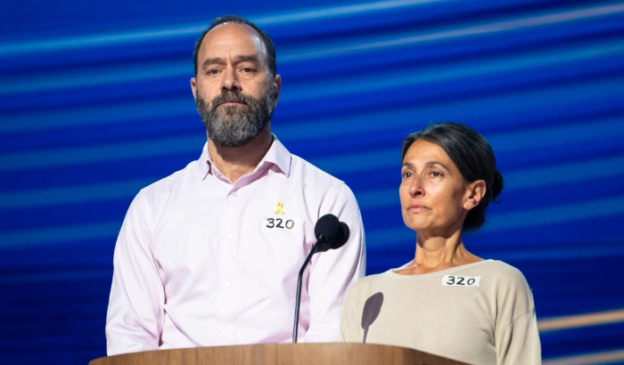 Jonathan Polin y Rachel Goldberg hablan sobre su hijo Hersh Goldberg-Polin, retenido como rehén en Gaza durante la Convención Nacional Demócrata en Chicago el 21 de agosto de 2024. (Madalina Vasiliu/The Epoch Times)