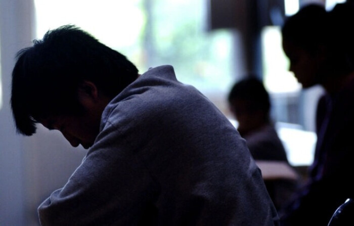 Un adolescente sentado en una clase en un centro de menores de Lakeside, California, el 27 de enero de 2005. (Sandy Huffaker/Getty Images). 
