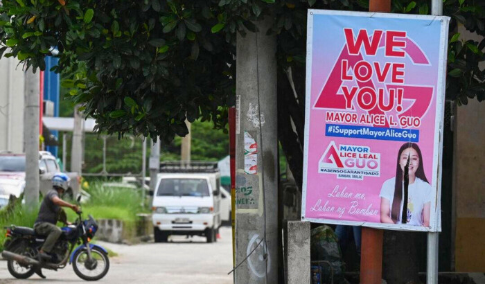 Un cartel que muestra el apoyo a la alcaldesa de Bamban, Alice Leal Guo, en Bamban, provincia de Tarlac, Filipinas, visto el 19 de julio de 2024. (Jam Sta Rosa/AFP vía Getty Images)