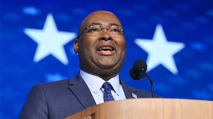 El presidente del Comité Nacional Demócrata, Jaime Harrison, habla durante el tercer día de la Convención Nacional Demócrata en el United Center de Chicago el 21 de agosto de 2024. Saul Loeb/AFP vía Getty Images