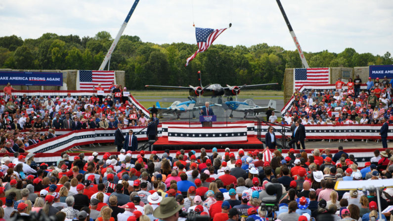 El candidato republicano a la presidencia, el expresidente de Estados Unidos, Donald Trump, habla a sus seguidores durante un acto celebrado el 21 de agosto de 2024 en Asheboro, Carolina del Norte, en el Museo de la Aviación y Salón de la Fama de Carolina del Norte. (Melissa Sue Gerrits/Getty Images)