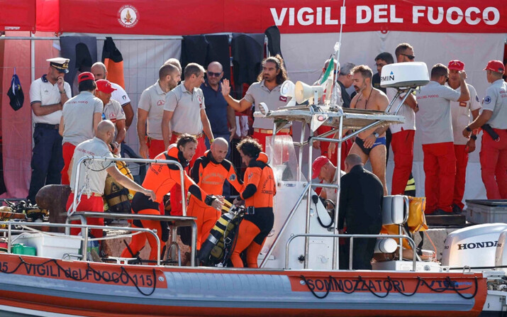 El personal de rescate opera en un puerto para buscar a los desaparecidos, incluido el empresario británico Mike Lynch, después de que un yate de lujo se hundiera en la costa de Porticello, cerca de la ciudad siciliana de Palermo, Italia, el 21 de agosto de 2024. Lynch estaba entre los cinco cuerpos que se han recuperado del naufragio del superyate. (Guglielmo Mangiapane/Reuters)