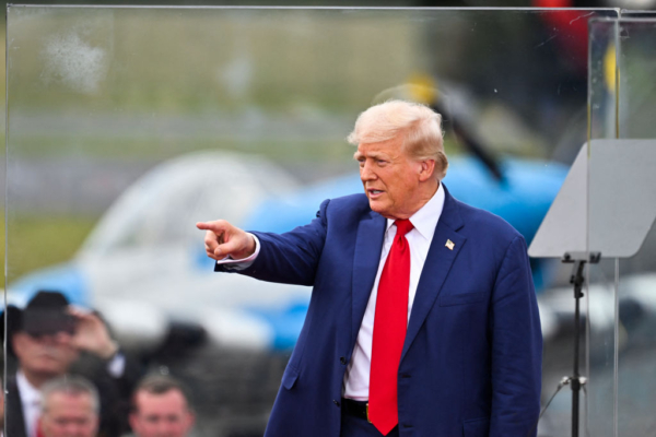 El expresidente de EE. UU. y candidato presidencial republicano Donald Trump habla sobre la seguridad nacional durante un mitin de campaña en el Museo de la Aviación de Carolina, en el Salón de la Fama en Asheboro, Carolina del Norte, 21 de agosto 2024. (Peter Zay / AFP vía Getty Images)