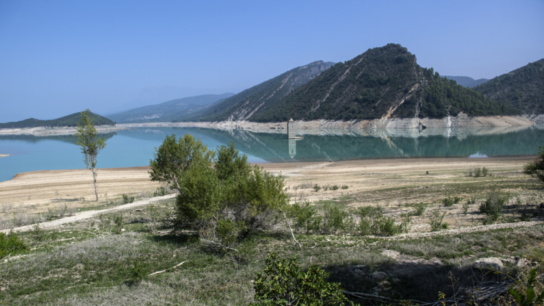 Esta fotografía tomada el 21 de agosto de 2024 muestra una vista general del embalse de Mediano, en Mediano, provincia de Huesca. (Foto de ANDER GILLENEA/AFP vía Getty Images)