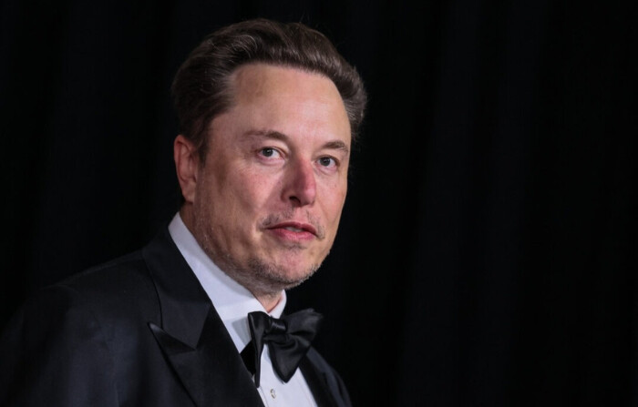 Elon Musk llega a la ceremonia de entrega del Décimo Premio Breakthrough en el Academy Museum of Motion Pictures de Los Ángeles, el 13 de abril de 2024. (Etienne Laurent/AFP vía Getty Images) 
