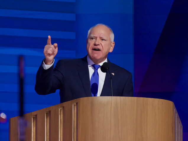 El gobernador Tim Walz habla en la Convención Nacional Demócrata en Chicago, Illinois, el 21 de agosto de 2024. (Travis Gillmore/The Epoch Times)