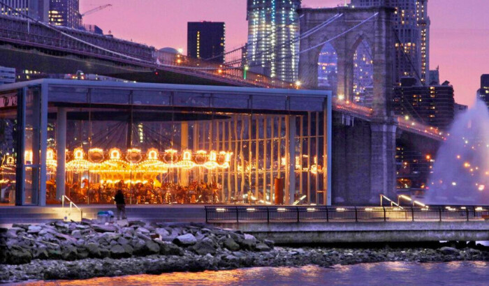 Jane's Carousel, (izq.), se muestra en la costa del East River en Brooklyn, Nueva York, el 15 de septiembre de 2011. (Mark Lennihan/AP Photo)