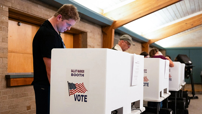 Votantes rellenan sus papeletas el día de las elecciones en Columbus, Ohio, el 7 de noviembre de 2023. (Megan Jelinger/AFP vía Getty Images)
