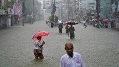 Inundaciones dejan al menos 15 muertos y a cientos de miles varados en India y Bangladesh