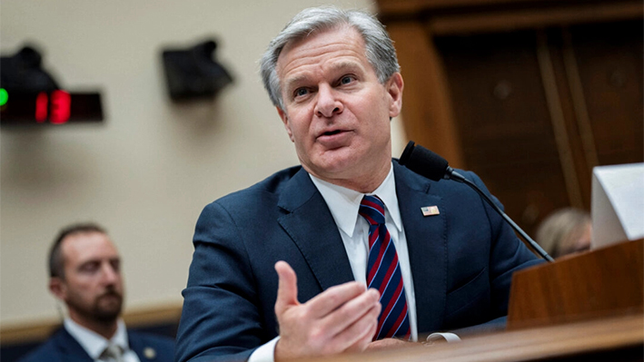 El director del FBI, Christopher Wray, habla ante los legisladores en el Capitolio, el 24 de julio de 2024. (Chris Kleponis/AFP vía Getty Images)
