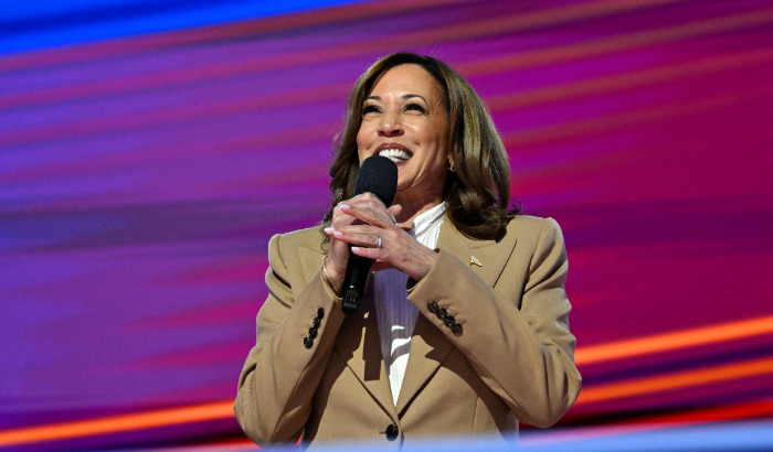 La vicepresidenta Kamala Harris habla el primer día de la Convención Nacional Demócrata (DNC) en el United Center en Chicago, Illinois, el 19 de agosto de 2024. (Robyn Beck / AFP vía Getty Images)
