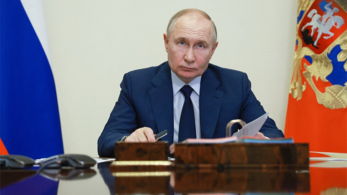 En esta fotografía de grupo distribuida por la agencia estatal rusa Sputnik, el presidente de Rusia, Vladímir Putin, asiste por videoconferencia a una ceremonia de inauguración de varias nuevas instalaciones de la industria metalúrgica en las regiones de Rusia en la residencia estatal de Novo-Ogaryovo, a las afueras de Moscú, el 15 de julio de 2024. (Vyacheslav Prokofyev/POOL/AFP vía Getty Images)
