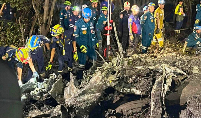 Un equipo de rescate trabaja en el lugar del accidente de una avioneta en la provincia de Chachoengsao, Tailandia, el 22 de agosto de 2024. (Departamento de Relaciones Públicas de Chachoengsao vía AP)