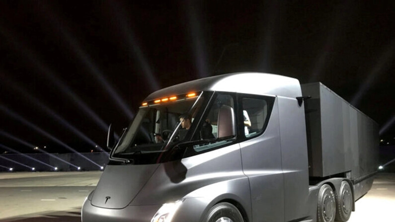 El nuevo camión semirremolque eléctrico de Tesla se presenta durante una exhibición en Hawthorne, California, el 16 de noviembre de 2017. (Alexandria Sage/Reuters)