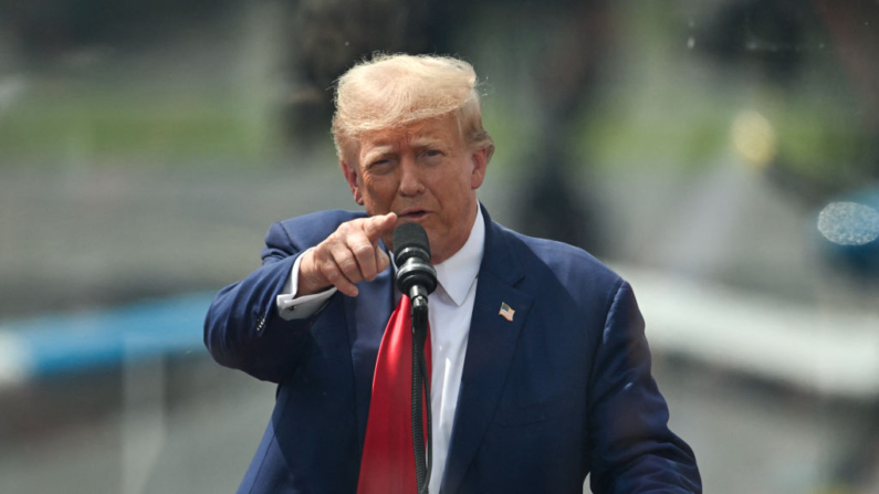 El expresidente de EE.UU. y candidato presidencial republicano Donald Trump habla detrás de un cristal a prueba de balas durante un mitin de campaña en el North Carolina Aviation Museum & Hall of Fame en Asheboro, Carolina del Norte, 21 de agosto de 2024. (Peter Zay/AFP vía Getty Images)