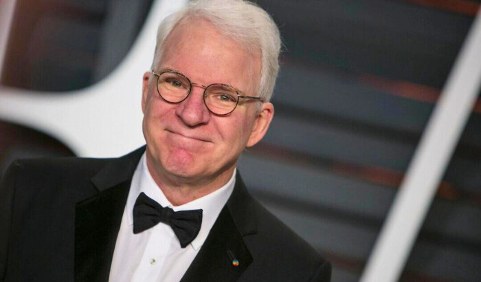 Steve Martin llega a la fiesta de los Oscar 2015 de Vanity Fair en Beverly Hills, California, el 22 de febrero de 2015. (Adrian Sanchez-Gonzalez/AFP via Getty Images)
