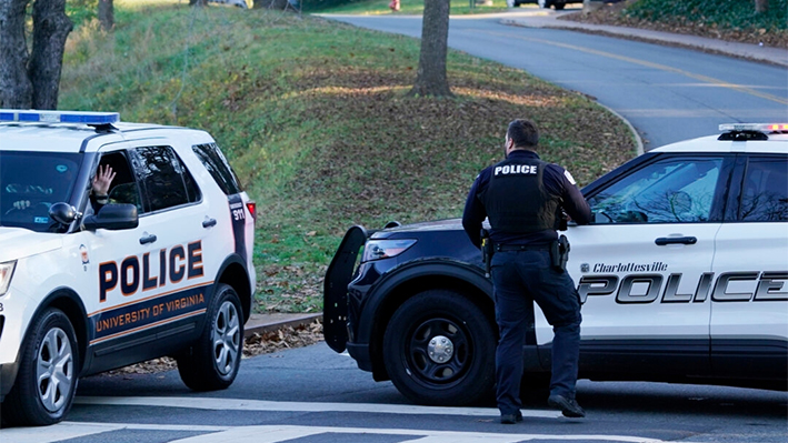 La policía de Charlottesville asegura una escena del crimen de un tiroteo nocturno en la Universidad de Virginia en Charlottesville, Va, el 14 de noviembre de 2022. (AP Photo/Steve Helber)
