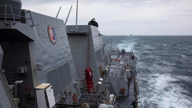 El destructor de misiles guiados de la clase Arleigh Burke USS Ralph Johnson (DDG 114) realiza operaciones de rutina en el estrecho de Taiwán, el 9 de septiembre de 2023. (Especialista en comunicación de masas de primera clase Jamaal Liddell/Marina de EE. UU. vía AP)