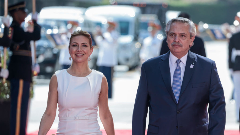 El expresidente Alberto Fernández de Argentina y la ex primera dama de Argentina Fabiola Yáñez llegan al Microsoft Theater para las ceremonias de apertura de la IX Cumbre de las Américas el 08 de junio de 2022 en Los Ángeles, California. (Anna Moneymaker/Getty Images)