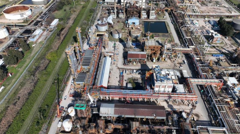 Fotografía del 12 de agosto de 2024 de la refinería de la petrolera YPF opera en la ciudad de Ensenada (provincia de Buenos Aires), en Argentina. EFE/ YPF
