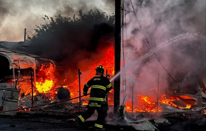 Un bombero trabaja en la escena de un accidente aéreo en Odessa, Texas, el 20 de agosto de 2024. (Mark Matta vía A).
